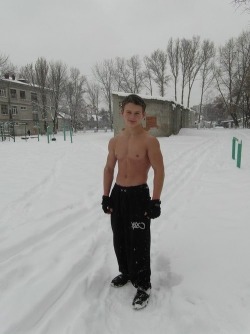 wankblr:  Hot guy naked in the snow