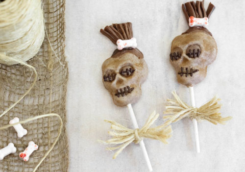 wwfandomw:  Fandom Cookbook: Title: Shrunken Head Lollipops Fandom: Beetlejuice Information: Yield: 12 There are multiple fandom-related recipes that can be found under my ‘fandom cookbook’ tag. Image and recipe source are the same. Recipe:  Ingredients: 