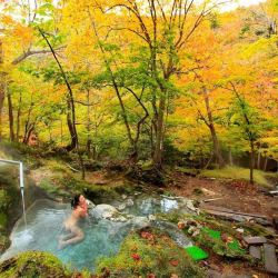 Japanese onsen, via oguro.keita  北海道 岩尾別温泉「三段の湯」ホテル地の涯(休業中)が無料で開放してくれている混浴露天です。  