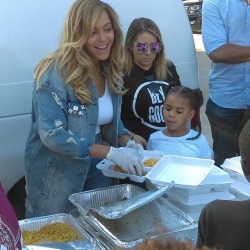bijah-tuu: jayoncecarter:  September 8, 2017 Beyoncé, Blue, Ms. Tina, Michelle Williams, Larry Williams, Larry Beyincé, and more serving the survivors of Hurricane Harvey in Houston.   Is Blue eating? Cause, same girl same.  