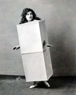 Miriam Miller joue le rôle de « The Blue Law Girl » dans un spectacle à l’Hippodrome en 1921. Elle porte la solution inventée par le producteur Charles Dillingham pour permettre aux acteurs de révéler leur costume une fois sur scène.