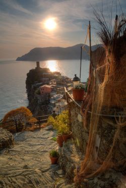 natchis:  The Sun peeping on Vernazza