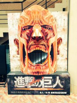 The Colossal Titan cinema display (Announced yesterday as part of the SnK live action films’ promotion) has been captured in person!As the example shows, you can pose behind it and pretend to be eaten!ETA 2015/06/14:Clearly Japanese children are loving