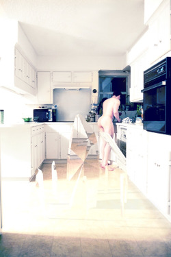 i-love-gaycams:  colorslashmotion:  There’s something growing in my kitchen |||| Live gay cam http://gay-free-fun.com