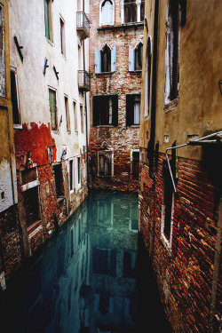 italian-luxury:  Lonely Venice Alleys | Source | Italian-Luxury | Instagram