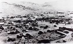congenitaldisease:  Rhyolite is an abandoned ghost-town located in Nevada. Built in during the Gold Rush era in 1904, it was a mining town. By 1916, it was completely abandoned. It consisted of hotels, stores, a small school, an electrical plant, and