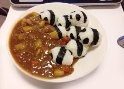 woah-itsveronica:  kacsa:  beben-eleben:  Japanese Food Porn  the bear all tucked in!!!   THE CAT DONUTS