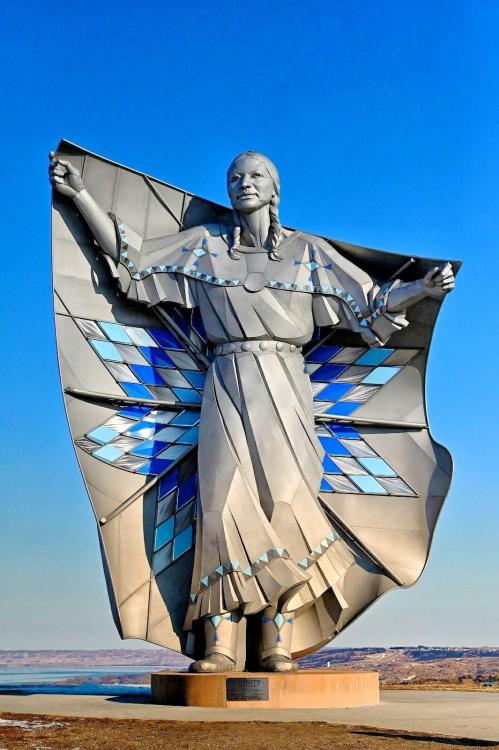 blondebrainpower:  Dignity is a sculpture on a bluff overlooking the Missouri River near Chamberlain, South Dakota. The 50-foot high stainless steel statue by South Dakota artist laureate Dale Claude Lamphere depicts an Indigenous woman in Plains-style