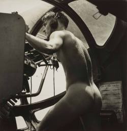 kozacy:  In the heat of battle, photographer Horace Bristol captured one of the most unique and erotic photos of WWII. Bristol photographed a young crewman of a US Navy “Dumbo” PBY rescue mission, manning his gun after having stripped naked and jumped