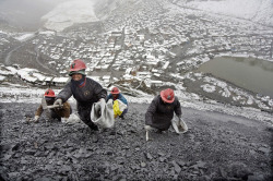 aibo-bo:  Peru: female miners by Albert Gonzalez