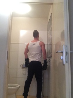 beuker71:  Using the sink as an urinal to piss. 