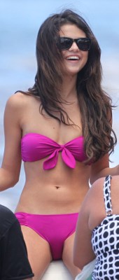 pantyrazzidotcom:  Selena Gomez bikini crotch, yummy pussy bulge