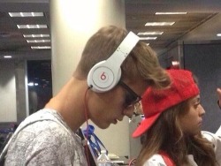 hechosskidrauhl:  Justin en el aeropuerto