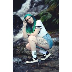 Throw back to an early shoot!💚  💚💚 Backup/More 👉🏻 @officialbbydoll.420 💚💨 #model #modeling #greenhair #babydoll #tattoos #sexy #makeboyscry #nature #waterfall #photoshoot #dermals #americanapparel #platforms