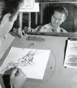jedavu:  Disney Animators Study Their Reflections in Mirrors to Draw Classic Characters’ Facial Expressions For decades, professional animators have relied on mirrors and their own facial expressions to be able to produce the dynamic, expressive character