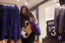 shoppingbabes2:  Caroline Ray goes to the mall … 