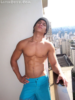 Dominicanblackboy:  Sexy Latin Stud Ricardos Big ‘N’ Tasty Dick!
