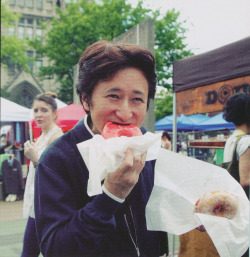 bizarreadventureart:  The man himself, Hirohiko Araki enjoying a donut.