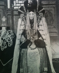 anachoretique:A Khalkha Mongolian noblewoman (c.1908).