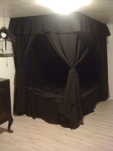 ment4lly-diseased:  cool-glasses-kyle:  jellybeanzombie:  jessieblush:  Pretty sure I need this.  My dream bed.   wait damn hold up… i want this  Imagine all the hidden spiders  You shut your fucking mouth, this is glorious!