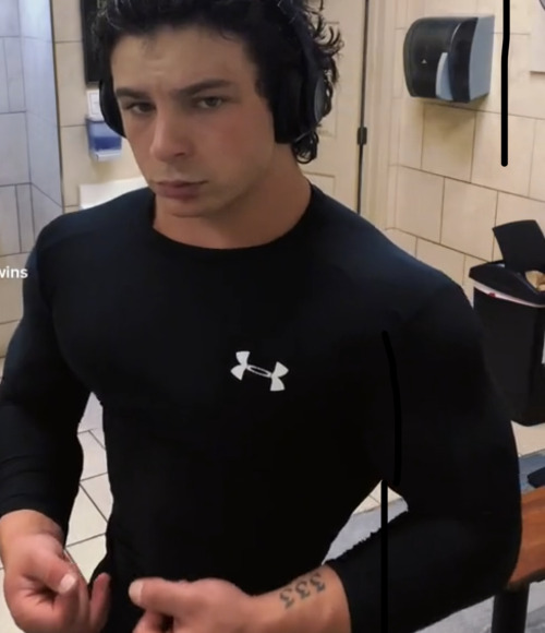 broingonup:  jockitches:God I fucking love a dude hulking out of his under armour if your not lifting for that superhero second skin aesthetic why bother
