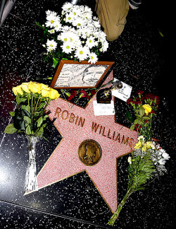 usweekly:  #RIPRobinWilliams Mourners visited
