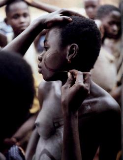 ukpuru:  A[N IGBO] GIRL IS PAINTED WITH ULI PATTERNS. UGBENE, 1983. 
