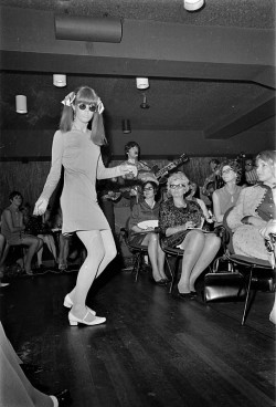 heroinsight:  Jenny Boyd modelling a Foale and Tuffin Collection in Amsterdam, while ‘The Young Ones’ band play live, June 7th, 1966 by Ruud Hoff  
