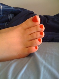 feetplease:  A hot set of tasty amateur toes.