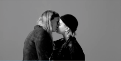 fuckkk-me-senseless:   cosimakneehaus:  filmmaker asks 20 strangers to kiss each other for the first time. holy shite i have goosebumps. (x)   i love this so much idc. 