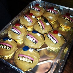 Slick Rick&rsquo;s Birthday Cupcakes: Edible Gold fronts and a Gumdrop Eye Patch (via @chuckcreekmur)