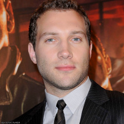 vipvictor:  Jai Courtney at the fan event