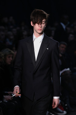 voleum:  hadaes:  cockkkkkkkk:  mightseehell:  Ash Stymest in Costume National Homme F/W 09  i want this ash back i haven’t seen him in the runway for a while  i want his cigarette  dayumm