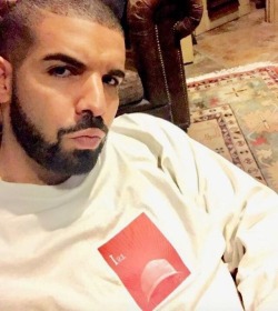 famous-male-celeb-naked:  Drake