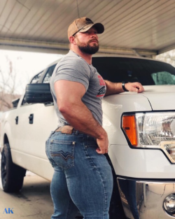 alakazam1988: His SUV isn’t the only big thing around I can hardly imagine the work he has to put into finding jeans which fit his extreme muscular ass and big thighs. You can discover more morphs like this one on my Patreon! 