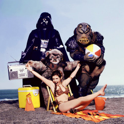  Rolling Stone “Star Wars Goes On Vacation” photo shoot promoting “Return Of The Jedi” in 1983. (via) 