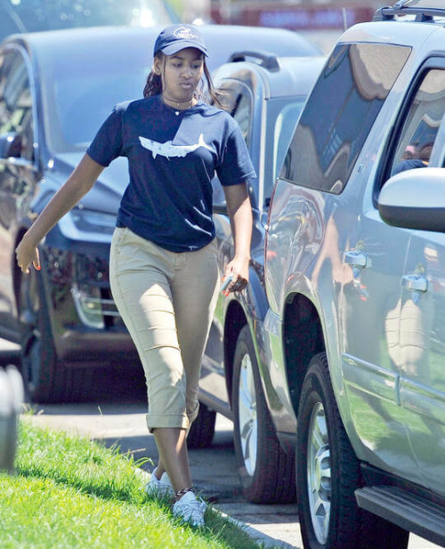 bl-vcksoul:  saito-91:  onlyblackgirl:  fvlani:  accras:  Just a regular teen…Sasha Obama’s summer job at seafood restaurant Nancy’s in Martha’s Vineyard.     When has a child of the first family ever???????  Michelle was like “So you think