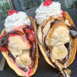 everybody-loves-to-eat:    Banana Split Tacos with waffle cone taco shell, chocolate sauce, bananas, Vanilla ice cream, strawberry sauce, caramel sauce, whipped cream and a cherry on top.  (source)