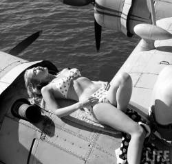 electronicsquid:  Tanning aboard a flying yacht(Loomis Dean. 1950)