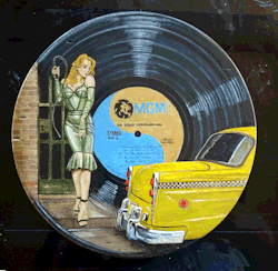 vinylespassion:  Jacques Puiseux - The Velvet Underground Vinyl Art sur boîte de St-Nectaire.  Merci Jacques ! 