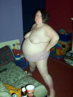 fatluvrarchie:  Damn, I love white trash piggies. Mommy is such a slut in waiting