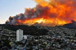 gonharry:  breakingnews:  Forest fire burns through neighborhoods in Valparaiso, Chile Reuters: A forest fire burned more than 100 homes in Valparaiso, Chile, on Saturday. The fire, which prompted a red alert for the area, forced thousands of residents