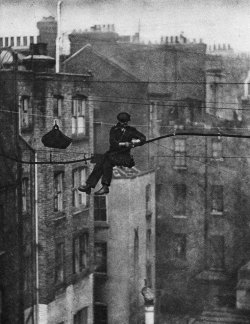 vieuxmetiers:  Un ingénieur en téléphonie relie un fil de téléphone à un câble de support à Londres, 1925. 