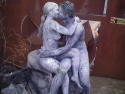 Living statues portraying Rodin&rsquo;s &ldquo;The Kiss&rdquo;. Very hot!