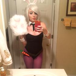 league-of-legends-sexy-girls:  Riven Cosplay