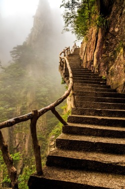 r2&ndash;d2:  Stairs to heaven by (Artem Verkhoglyad) 