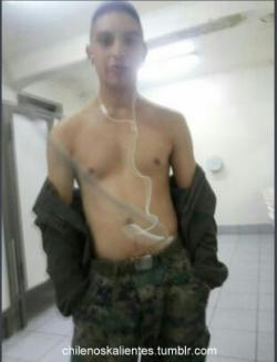 chilenoskalientes:  Juanito, 20 años. Pendejo militar flaite. Pajero y caliente!