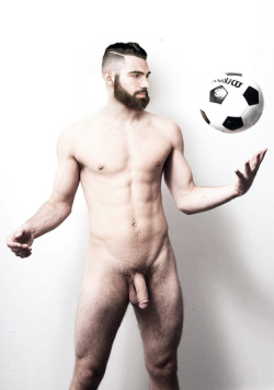 nudeathleticguys:  hairy nude sportsman   I know what ball I’d like to play with