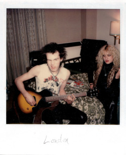 hole1994:  look at this cute polaroid of sid and nancy!!