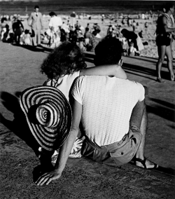 onlyoldphotography:  Max Dupain: Beach watchers, Bondi, 1940s 